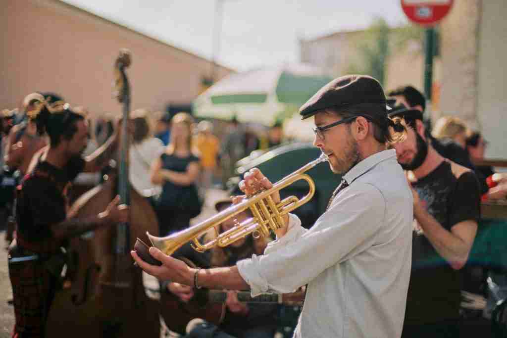 trumpet-lessons-online-course-man-play-trumpet-jazz